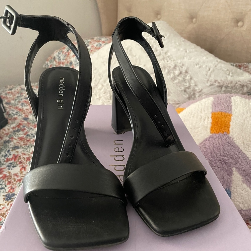 MADDEN GIRL WOMENS WINNI SANDAL